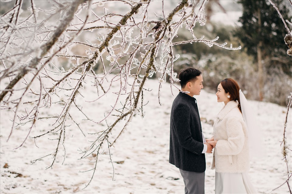 PHOTOS DE MARIAGE DANS LA NEIGE À SA PA – ÉTONNAMMENT BELLES